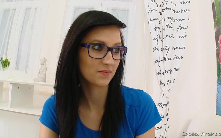 Spoiled Virgins: 2人の老人は、このメガネをかけたかわいい10代の女の子が処女であるかどうかを議論しますが、とにかく彼女は甘やかされるでしょう