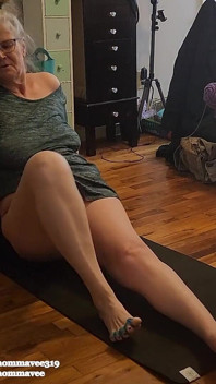 Milf gostosa faz yoga na buceta!