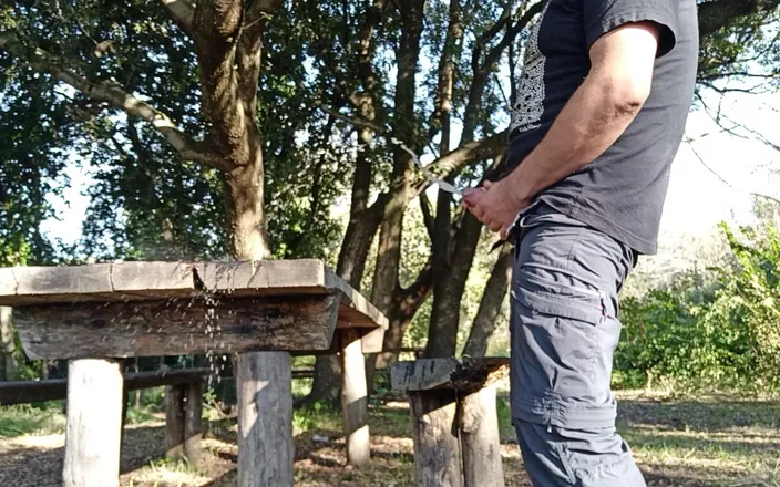 Kinky Guy: Peeing on the Table to Prepare My Lunch Space