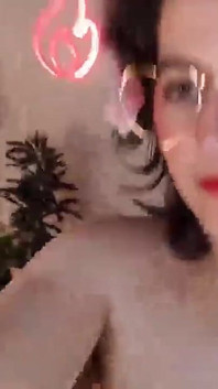침실에서 놀고있는 얼간이 갈색 머리 캠걸