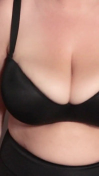MILF z dużymi piersiami ćwiczenia topless