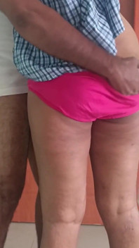 Chica universitaria de Chennai con uniforme de pie en romance con profesor de tution en casa en vacaciones
