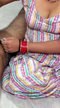 Bhabhiは、ホームアローンでムラムラした感じが彼女のDevarを誘惑し、ファックします