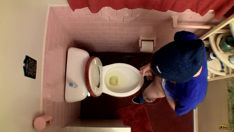 Piss Twinks: Descarregando no vaso sanitário