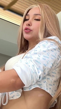 Aziatische babe van kleine gestalte met kleine sprongen op een like op een trampoline
