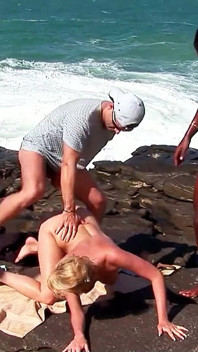 Teen Tarra nechá svého černého přítele a cizince šukat do zadku velkým ptákem