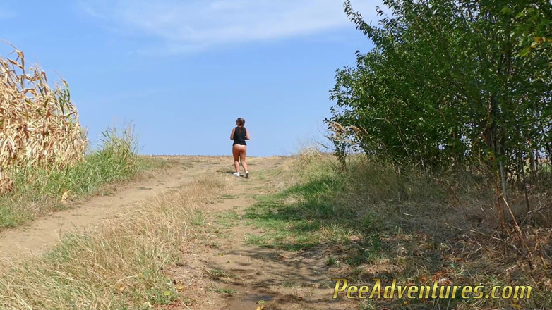 Pee Adventures: Пухлая девушка писает стоя с открытыми ногами