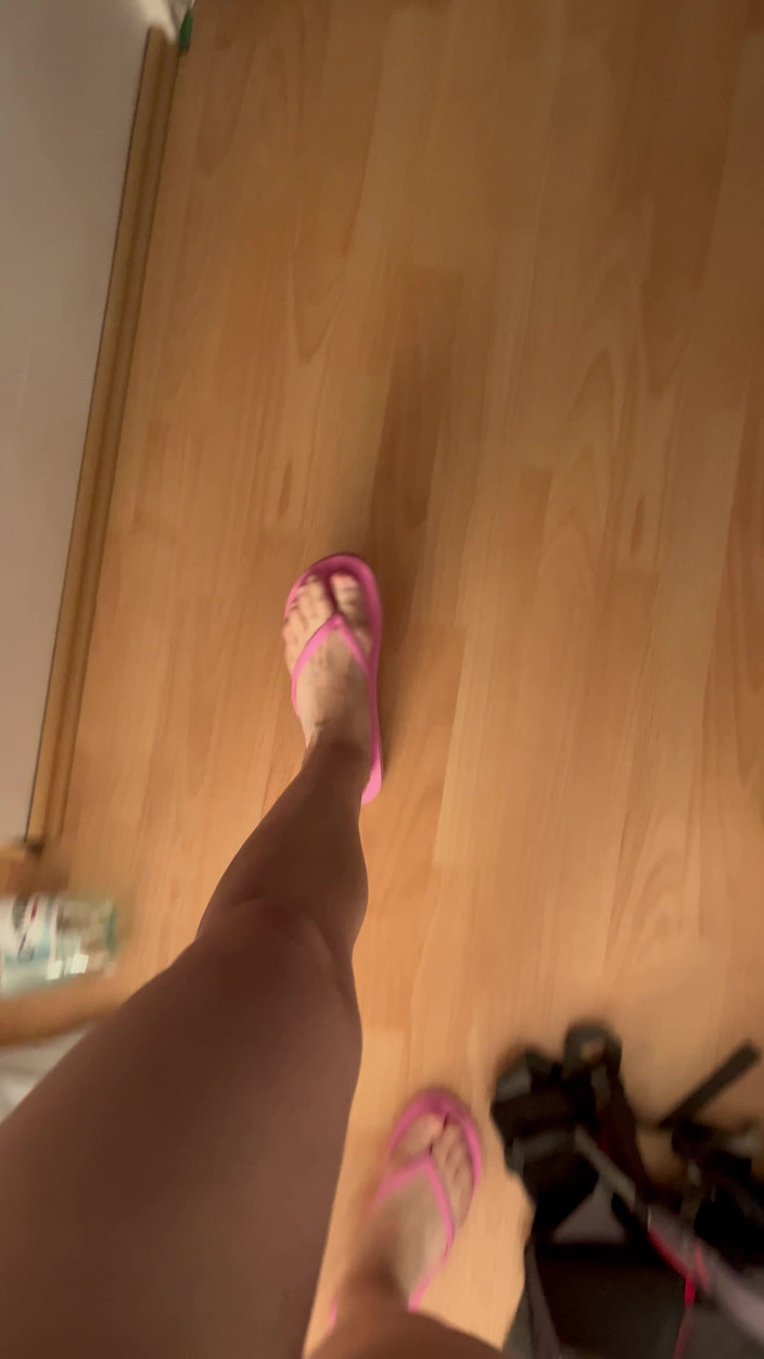 Feet: Pov: suara sandal jepit berjalan
