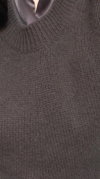 Belle-mère dans un pull en cashmere, amour avec un pull, éjaculation sur un pull en POV, Lady Victoria Valente