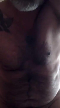 Cewek sange ini lagi asik nyiksa raksasa