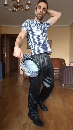 Zeus Ray: Faccio uno streptease vestito in abito militare