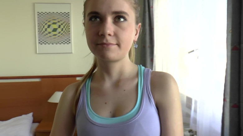 Casting GIRLS AND FIRST PORNO: ブロンドのティーンが巨大なペニスにマンコを犯される