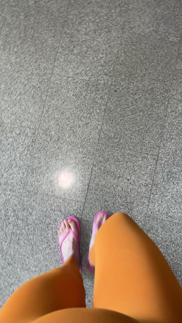 Feet: 나는 분홍색 슬리퍼를 신고 걷는 것을 좋아합니다