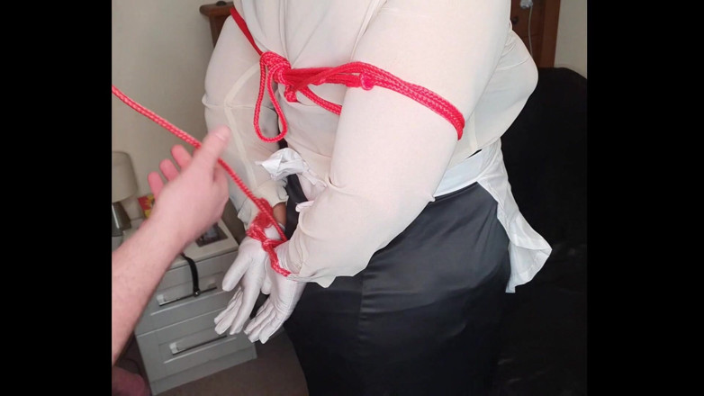 Slutty Ms B: Empregada para agradar