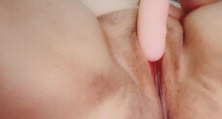 Averystar: Teenka si po vysoké škole hraje s těsnou kundičkou