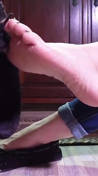 Stai acolo și admira papucii mei murdari umplute cu păr ca acestea atârnează perfect picioarele mele perfect goale transpirate