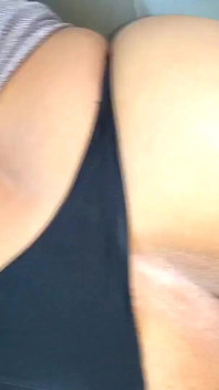 BBW aux formes en robe longue reçoit une visite surprise et une séance intense de sexe en chien - POV