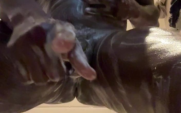 BBC Joss Lescaf: Joss Lescaf masturbeert in slow motion onder de douche