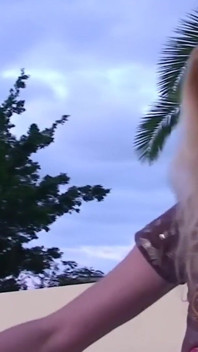 Pisse et doigtés joués par la blonde slut