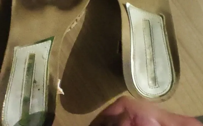 Mutsakin: Cum in fingerprints shoes