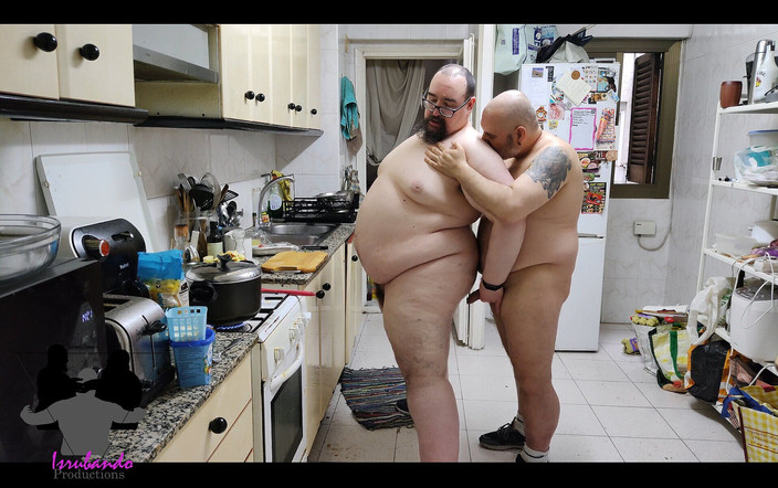 Nanferplus71: Cucinando l'insalata di pasta, come al solito, nuda