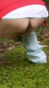 Jen Sta Pisciando Nella Foresta
