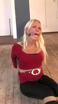Natalie Cleavegagged legata al palo