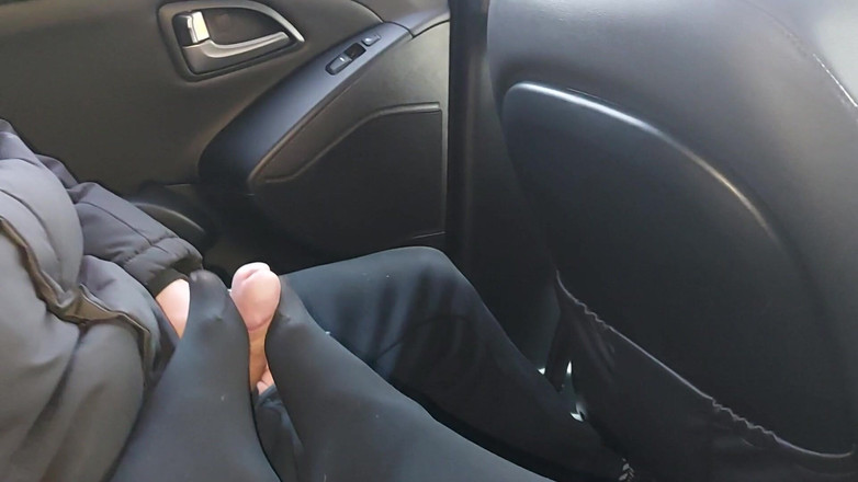 Step Mommy: La mia matrigna mi fa un footjob in pubblico in...