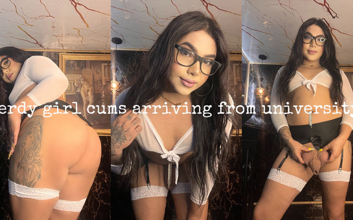 JessieRoss: Curvy Girl Nerdy Cums in Her Glasses Arriving From the...