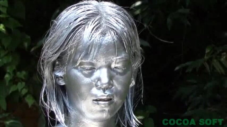 Cocoa Soft: Ele deu um vídeo de pintura corporal prateado filmado fora