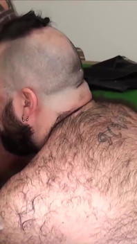 Bearfilms vousaté medvědy Tristan Riant a Marc Angelo Surové plemene ve skupinovém sexu