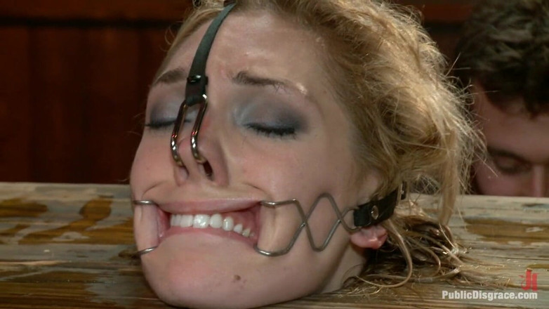 Public Disgrace by Kink: Si blonde berusia 20 tahun yang cantik dikongkek dan dihina