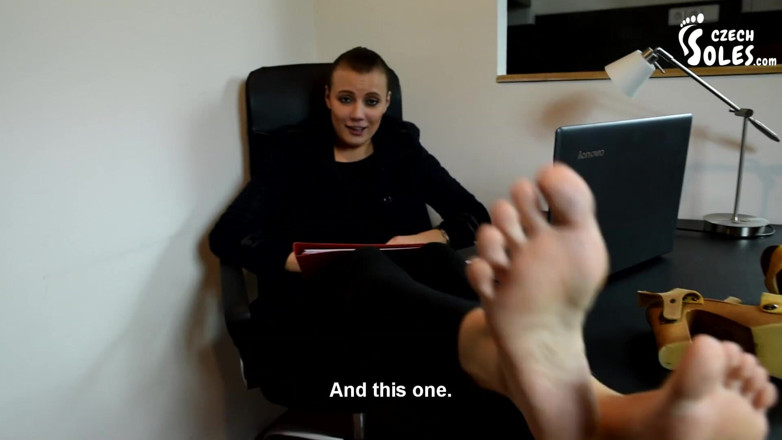 Czech Soles - foot fetish content: Une patronne sexy aime profiter de toi