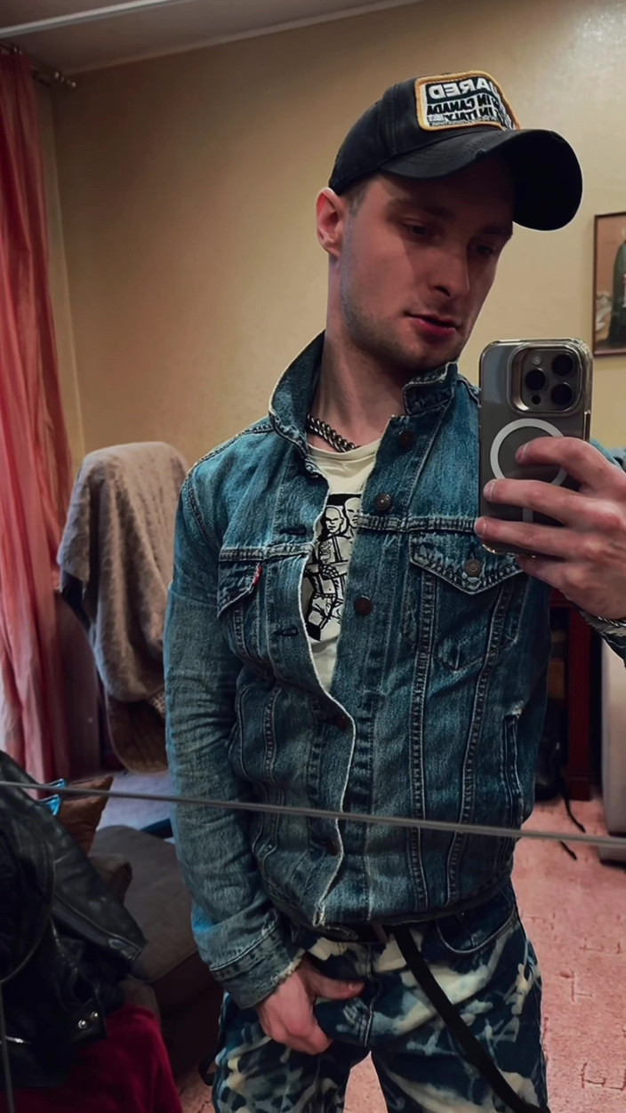 KinkySirius: Gej skinhead Kinkysirius bierze złoty prysznic w publicznej toalecie