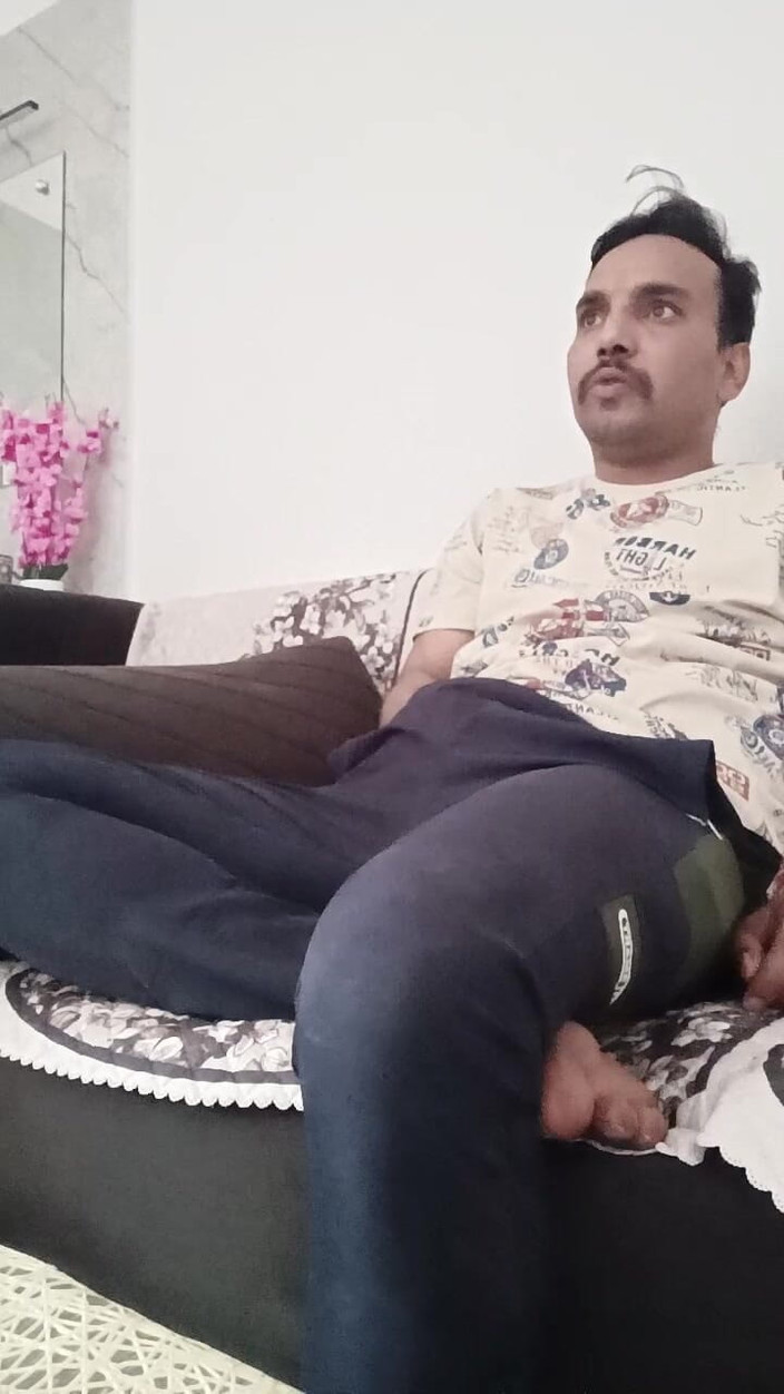 Rajasthani-old-lover: Masturbieren auf meiner couch beim fernsehen