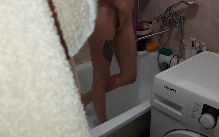 Lesbian-illusion: 我在浴室里偷窥我的年轻继妹并撸管