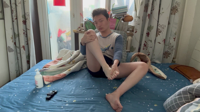 Footme: 18 ans, 164 cm, garçon aux pieds petits, jambes ouvertes en...