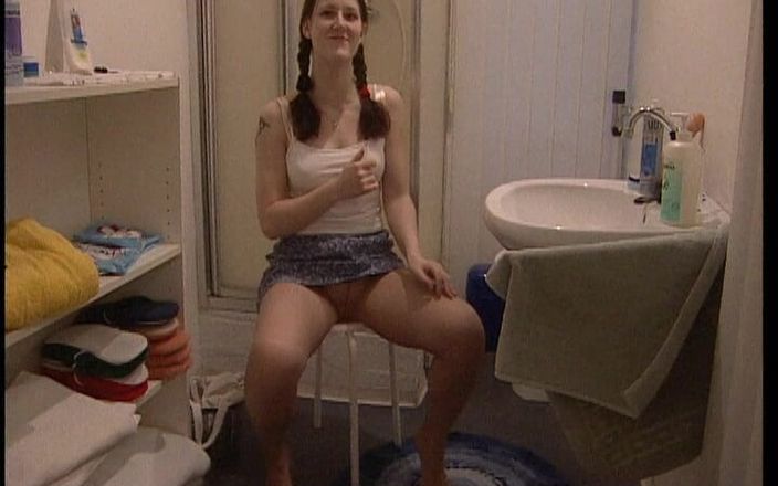 YOUR FIRST PORN: Sandra w Bad Ganz Privat - Sandra prywatnie w łazience