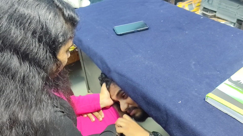 Vaigavarun45: बॉस को समझाने के लिए ऑफिस के कमरे में लेडी बॉस और पुरुष स्टाफ की हॉट चुदाई