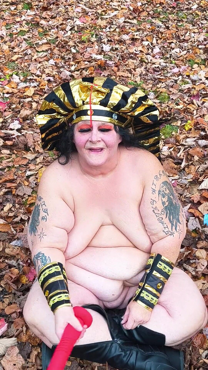 HerculesnVENUS: Afuera, con los dedos en las hojas, ella está golpeando