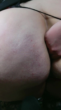 太いPAWGのアソコが滴り落ちて広がり、もっと欲しいと懇願している