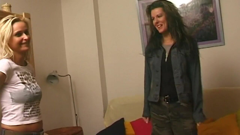 Lesbian Illusion: Fofa jovem morena apresenta a si mesma e seu traseiro...