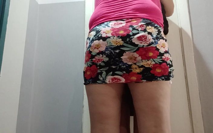 Lesbian-candys: Moje hospodyně mě dobře šuká, když můj přítel není doma