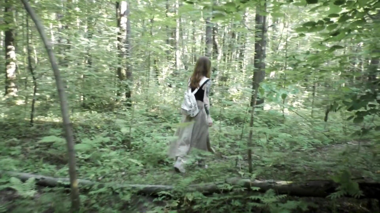 Elena Ginger: La piccola ginger si masturba e squirta nel parco pubblico