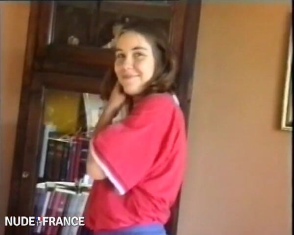 La France a Poil: Le casting d’une jeune brune poilue se fait baiser et éjaculer...