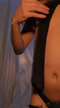 Druhá část Femboy ukazuje její eleganci a její smyslné taneční dovednosti, aby sledovali její diváky