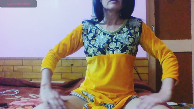 Bolly Karma: La splendida miLF ama il sesso