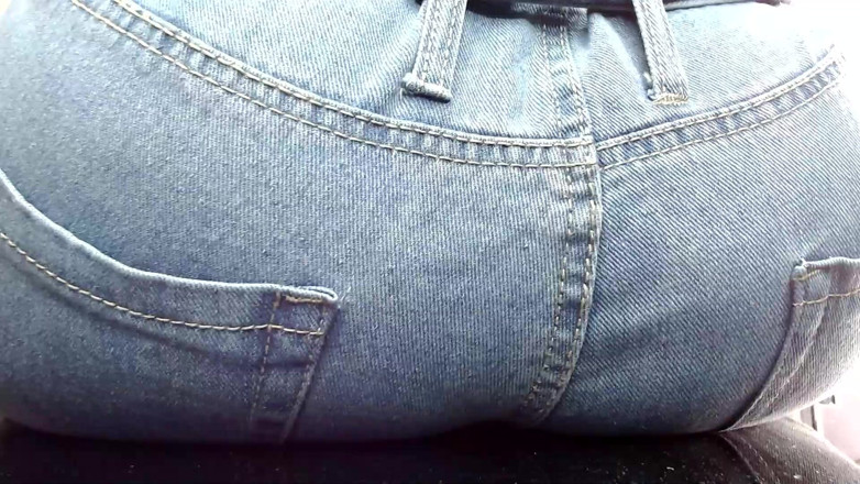 Maeling: Hàng xóm nhỏ bé bị chà đạp trong chiếc quần jean...