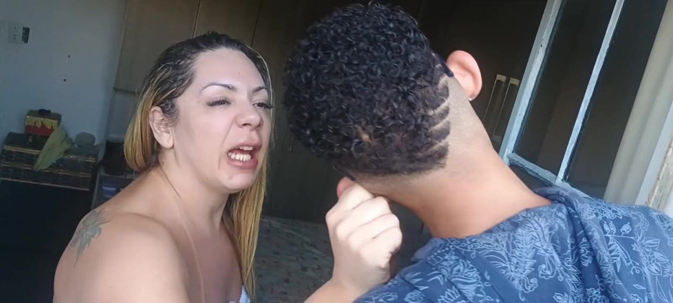 erickrosaoficial: Ma belle-mère m’a puni, je l’ai regardée sous la douche...