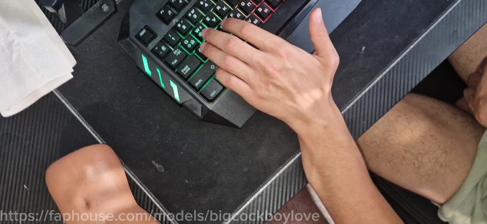 AlexGay: - Ateşimi Al, Sen Oyundayken Genç Vücudunu Dolduracağım.